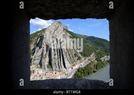 Blick über La Baume Gesteinsschichten Bildung von Des Teufels Sentry-Box oder Revolver der Zitadelle, Festung, Burg oder Festung Sisteron Provence Frankreich Stockfoto