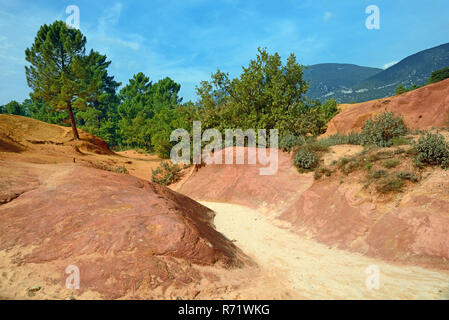 Ausgetrockneten Flussbett unter Ocker oder Ocker Aufschlüsse in einem Gebiet, bekannt als Colorado en Provence, Rustrel, im Regionalpark Luberon Provence Frankreich Stockfoto