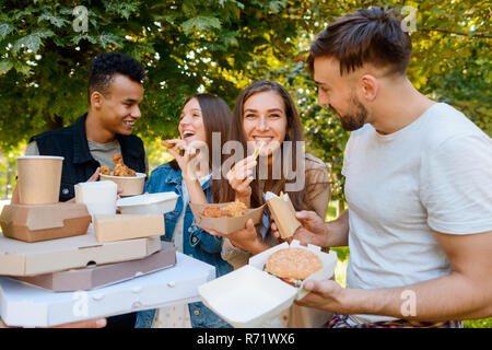 Freunde essen fast food Stockfoto