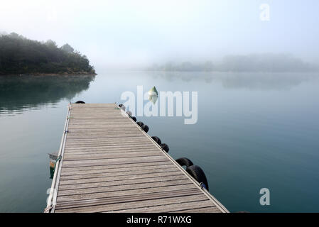 Alten Holzsteg in Misty noch Esparron See am frühen Morgen Esparron Provence Frankreich Stockfoto