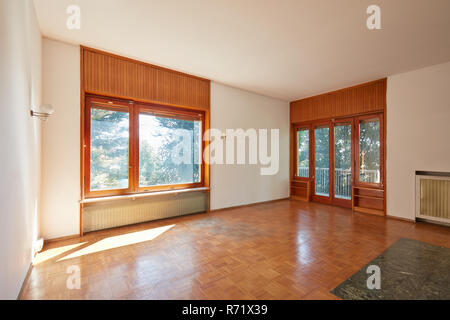 Alte Zimmer, Wohnzimmer im Innenbereich im alten Haus mit Garten, Holzfußboden Stockfoto