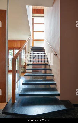 In schwarzem Marmor Treppe in der Wohnung im Innenbereich im alten Haus Stockfoto