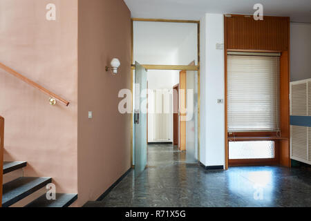 Eingang mit schwarzem Marmorboden und Glastür in der Wohnung im Innenbereich im alten Haus Stockfoto