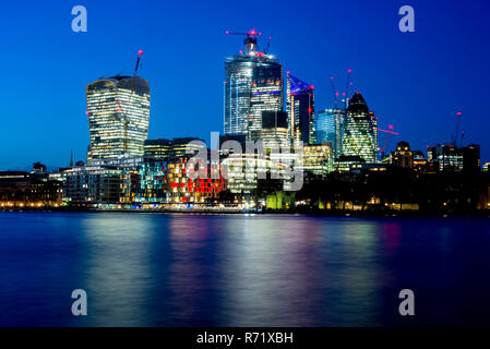 Die Stadt Skyline von London und die Themse in der Nacht. Stockfoto