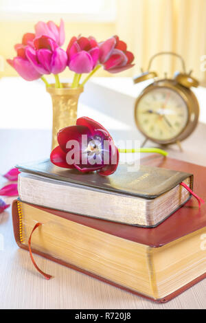 Bibel und alte Gold Wecker auf Holz Tisch Stockfoto