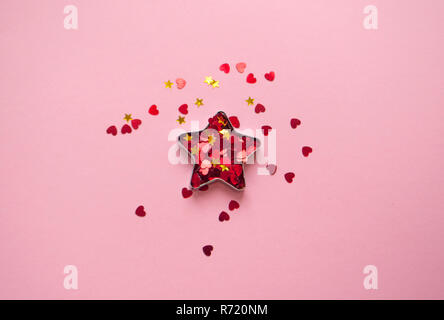 Flach der sternförmigen Box mit roten Herzen auf rosa Hintergrund. Stockfoto