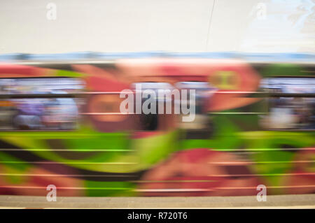 Zug in Bewegung in die U-Bahn als abstrakter Hintergrund. Stockfoto