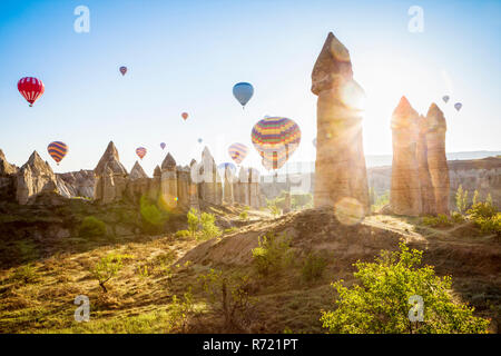 Heißluftballons über Liebe Tal in der Nähe von Göreme in Kappadokien, Türkei (Region von Anatolien). Kurz nach Sonnenaufgang. Nein Ballone hinzugefügt. Stockfoto