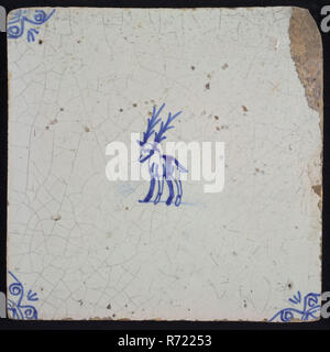 Tier Fliese mit Reh, klein und blau Dekor weiß, Ecke Füller ox Kopf, wandfliese Kachel skulptur keramik Steingut Emaille tinglage, in Form gebacken, glasiert gebackene Wandfliese mit blauem Dekor auf weißem Hintergrund Zentrale Vertretung der ständigen Hirsche mit großen Geweihen Kleine format gemalt. Orange-gelben Shard. Rasiert Töpferei. Ecke kleine Ochsen Kopf leicht geneigte Seiten der indigenen Töpferei Stockfoto