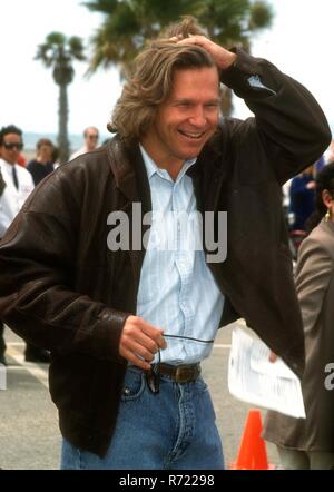 SANTA MONICA, CA - 27. März: Schauspieler Jeff Bridges besucht die achte jährliche IFP/West Independent Spirit Awards am 27. März 1993 am Strand von Santa Monica in Santa Monica, Kalifornien. Foto von Barry King/Alamy Stock Foto Stockfoto