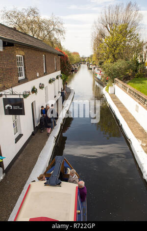 London, England - Mai 1, 2016: Fußgänger entlang des Grand Union Canal Leinpfad außerhalb des Kanals & Fluss Vertrauen Büro in Klein Venedig" von London Stockfoto