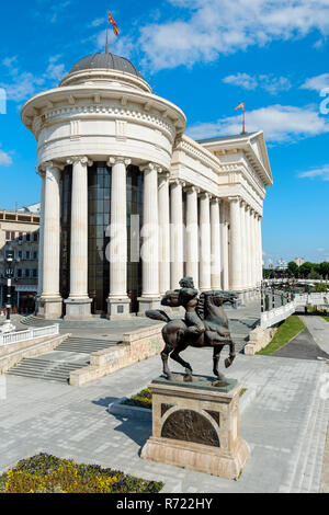 Archäologische Museum von Mazedonien, Karposh's Rebellion Platz mit Karposh Reiterstandbild, Skopje, Mazedonien Stockfoto