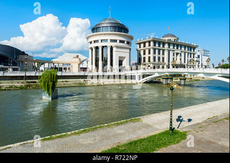 Regierungsgebäude: Finanzielle Polizeiamt, Ministerium für Auswärtige Angelegenheiten, Kunst Brücke, Skopje, Mazedonien Stockfoto