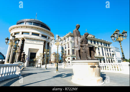 Regierungsgebäude: Finanzielle Polizeiamt, Ministerium für Auswärtige Angelegenheiten, Kunst Brücke, Skopje, Mazedonien Stockfoto