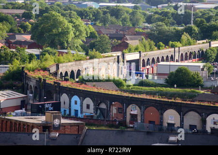 Leeds, England, Großbritannien, 28. Juni 2015: Überwucherte brick Bahn Bögen gebaut für die Stillgelegten London and North Western Railway, jetzt für leichte industrielle verwendet Stockfoto