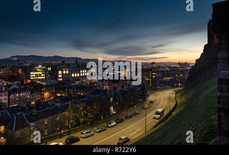 Sonne über die Stadt und die Vororten von Edinburgh als vom Castle Hill gesehen. Stockfoto