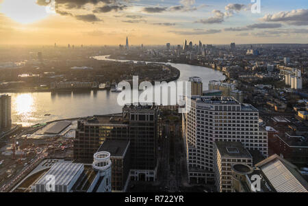 London, England, UK - 27. Februar 2015: Sonnenuntergang über der Skyline und den Wolkenkratzern der Stadt London Financial District und den benachbarten Bezirken Stockfoto