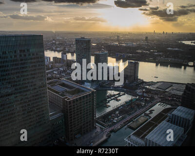 London, England, UK - 27. Februar 2015: Bürogebäude und Wohnhäuser Cluster an der Canary Wharf und Marsh Wall im Osten Londons Docklands regen Stockfoto