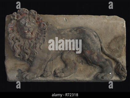 Verblender mit Lion rechts, Giebel Skulptur Skulptur Bauteil steinernen Sockel aus Sandstein gehauenen Stein Farbe, mit Lion nach rechts. Bleibt rot malen Archäologie Brauerei Roode Leeuw Mühle pub Van Rijckevorsel Stadtzentrum Rotterdams Stadsdriehoek Baggervondst Oostmolenwerf vermutlich aus der der Rote Löwe mit Adresse: oostmolenwerf 16 Mill. Stockfoto