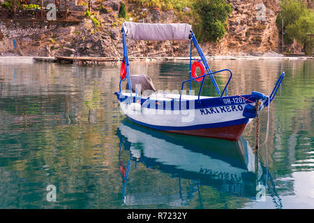 Kleines Boot im Hafen von Ohrid, Ohrid, Mazedonien widerspiegeln Stockfoto