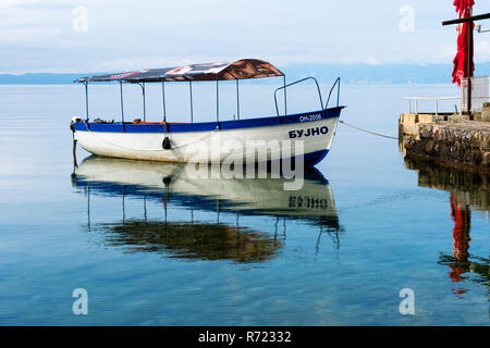 Kleines Boot im Hafen von Ohrid, Ohrid, Mazedonien widerspiegeln Stockfoto