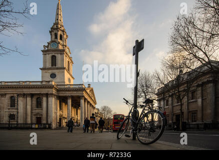 London, England, UK - 11. März 2014: Touristen vorbei an St. Martin in den Bereichen Kirche und ein Fahrrad auf der Charing Cross Road im Londoner Wes geparkt Stockfoto