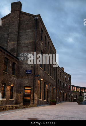 London, England, Großbritannien, 21. November 2018: Die Sonne hinter dem viktorianischen Backsteingebäude Kohle Büro, einst Teil der King's Cross arbeiten und nun einen Shop Stockfoto