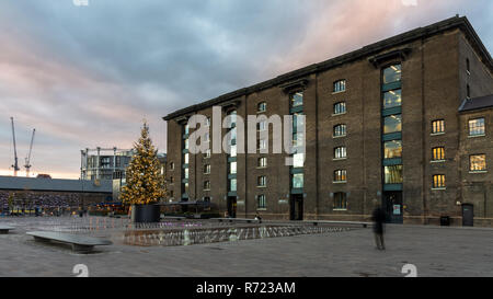 London, England, Großbritannien, 21. November 2018: Die Sonne hinter dem viktorianischen Backsteingebäude LNER Warehouse, jetzt saniert Haus Central Saint Martin's Colleg Stockfoto