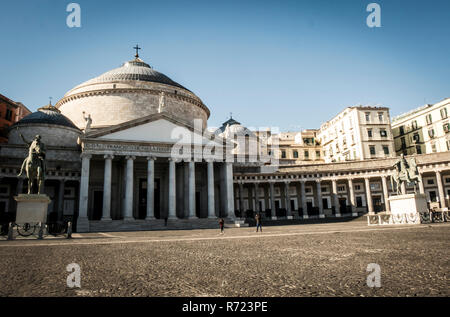 Die Kirche von San Francesco di Paolo in der Piazza del Plebiscito ist der Hauptplatz der Stadt von Neapel, Neapel, Italien. Stockfoto