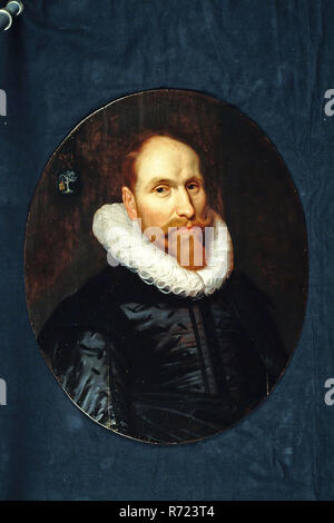 Ovale Portrait von Jahrhundert Eeuwoutsz. Prince (ca. 1590-1636), Mann mit mühlstein Kragen und Bart, Portrait Malerei Material Holz Öl, ovalen Porträt des Menschen repräsentieren. Jahrhundert Eeuwoutsz. Prinz Brauer verheiratet mit Catharina Keyser Borstbeeld nach rechts. Bart Mühlstein kragen Wams. Links oben shieldshaped Familienwappen (weiß Baum mit Schild hängen mit drei Vögel) Vorderseite 13 Links: Familienwappen Heraldik Ewout Ewoutsz. Prinz Catharina Keyser Rotterdam Dreieck Haringvliet Adriaen Prins dieses Bild gehörte zu Serien, die um 1760 in der oberen po Hing Stockfoto