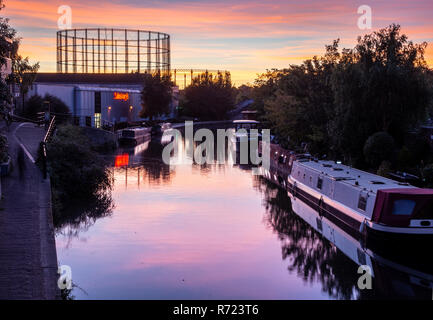 London, England, Großbritannien - 25 September 2018: stillgelegte Gasometer und einem großen Sainsbury's Supermarkt Store sind in den Gewässern des Grand Union wider Stockfoto