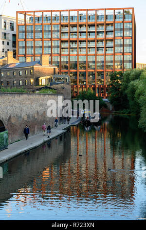 London, England, Großbritannien - 24 September 2018: Fußgänger und Radfahrer entlang des Regent's Canal Leinpfad neben der alten Ziegel Kohle Büro in der Kin Stockfoto