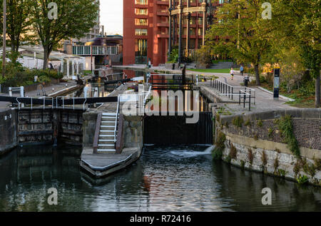 London, England, Großbritannien - 24 September 2018: Ein "Javelin" high speed Nahverkehrszug eine Brücke über das Regent's Canal Kreuze am St. Pancras Lock, neben Ga Stockfoto