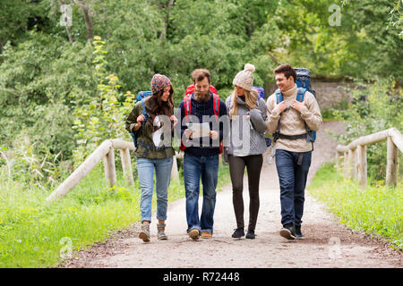 Freunde oder Reisende wandern mit Rucksack und Karte Stockfoto