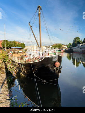 Bristol, England, Großbritannien - 11 August 2018: Heißluftballons schweben über dem Stadtbild von Bristol, mit einem Hausboot aus einem kleinen Frachtschiff moo umgewandelt Stockfoto