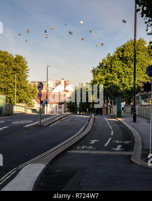 Bristol, England, Großbritannien - 11 August 2018: Heißluftballons schweben über dem Stadtbild von Bristol, mit Redcliffe Brücke und die Brunel Way, einer getrennten Stockfoto