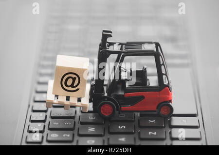 Gabelstapler mit e-Symbol auf den Holzblock über Laptop Tastatur Stockfoto