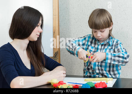 Mutter und Sohn zu Hause aus Ton geformt und zusammen spielen. Die Idee und das Konzept der Schule, Schule, Home Bildung und entwicklungspolitischen Aktivitäten. Stockfoto