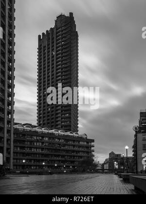 London, England, Großbritannien - 4 April 2018: Wolken über dem brutalist Beton Hochhaus Apartment Blocks des Vorwerk-zustandes in London gesprengt. Stockfoto