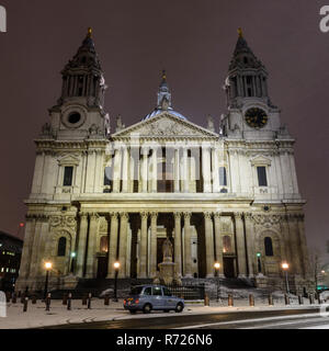 London, England, UK - 28. Februar 2018: Schnee fällt auf dem Londoner St. Paul's Cathedral während 2018 das "Tier aus dem Osten" schneesturm. Stockfoto