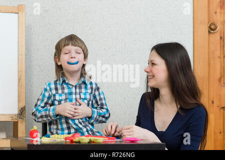 Mutter und Sohn zu Hause aus Ton geformt und zusammen spielen. Die Idee und das Konzept der Schule, Schule, Home Bildung und entwicklungspolitischen Aktivitäten. Stockfoto