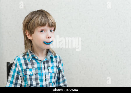 Blonde junge formt aus Knetmasse zu Hause am Tisch. Die Idee und das Konzept der Schule, Schule, Home Bildung und entwicklungspolitischen Aktivitäten. Stockfoto