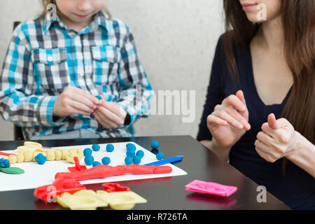 Mutter und Sohn zu Hause aus Ton geformt und zusammen spielen. Die Idee und das Konzept der Schule, Schule, Home Bildung und entwicklungspolitischen Aktivitäten. Stockfoto