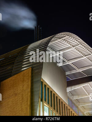 London, England, UK - 27. Februar 2018: Dampf aus Schornsteinen bläst auf dem Dach der modernen Francis Crick Institut Gebäude, das größte in Europa biomed Stockfoto