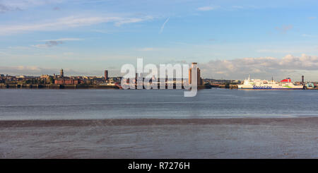 Liverpool, England, UK - 8. November 2017: Stena Line Fähre Lasten an einem Pier am Fluss Mersey mit der Skyline von Birkenhead hinter sich. Stockfoto