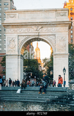 Arch und Brunnen am Washington Square Park in Greenwich Village, New York City Stockfoto