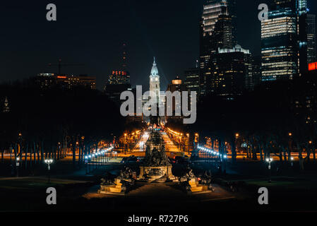 Blick auf die Ovale und der Philadelphia Skyline bei Nacht vom Kunstmuseum Schritte in Philadelphia, Pennsylvania. Stockfoto