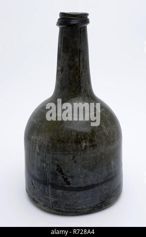 Zylindrische (Wein) Flasche, Uhr Modell, Flaschenhalter bottomfound Glas, geblasen und im Formenbau, mundgeblasenem Glas Anwendung Zylindrische (Wein gegossen) Flasche in Klar Grün Glas bell Modell. Pontil mark unter breiten umgekippt unten gerade Körper Schultern zu konvexen und leicht verjüngt Hals mit runden unregelmäßig Unregelmäßig Glas Gewinde und schlampig abgeflacht Lippe Archäologie Verpackung Wein Transport Stockfoto