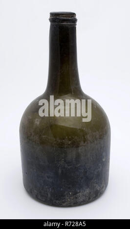 Zylindrische (Wein) Flasche, Uhr Modell, Flaschenhalter Boden finden Glas, geblasen und im Formenbau, mundgeblasenem Glas Anwendung Zylindrische (Wein gegossen) Flasche in Klar Grün Glas uhr modell. Pontil mark unter breiten umgekippt unten gerade Körper Schultern zu konvexen und leicht verjüngt Hals mit unregelmäßigen unregelmäßige Glas Gewinde und schlampig abgeflacht Lippe, um die Großen (ca. 2.2 cm) Chip fehlt Archäologie Verpackung Stockfoto