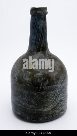 Zylindrische Flasche Wein, Uhr Modell, Wein Flasche Flaschenhalter Boden finden Glas, geblasen und geblasenem Glas Anwendung Zylindrische (Wein) Flasche in Klar Grün Glas Uhr Modell geformt. Pontil mark unter breiten umgekippt unten gerade Körper Schultern zu konvexen und leicht verjüngt Hals mit Rundum unregelmäßige scharfe Glas Gewinde und schlampig abgeflacht Lippe Archäologie Verpackung Stockfoto